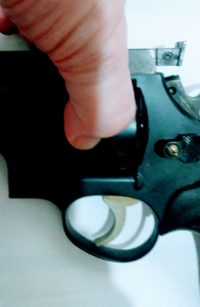 リボルバー式拳銃のシリンダーを手で掴まれると 人間の力ではまず引き金は引 Yahoo 知恵袋