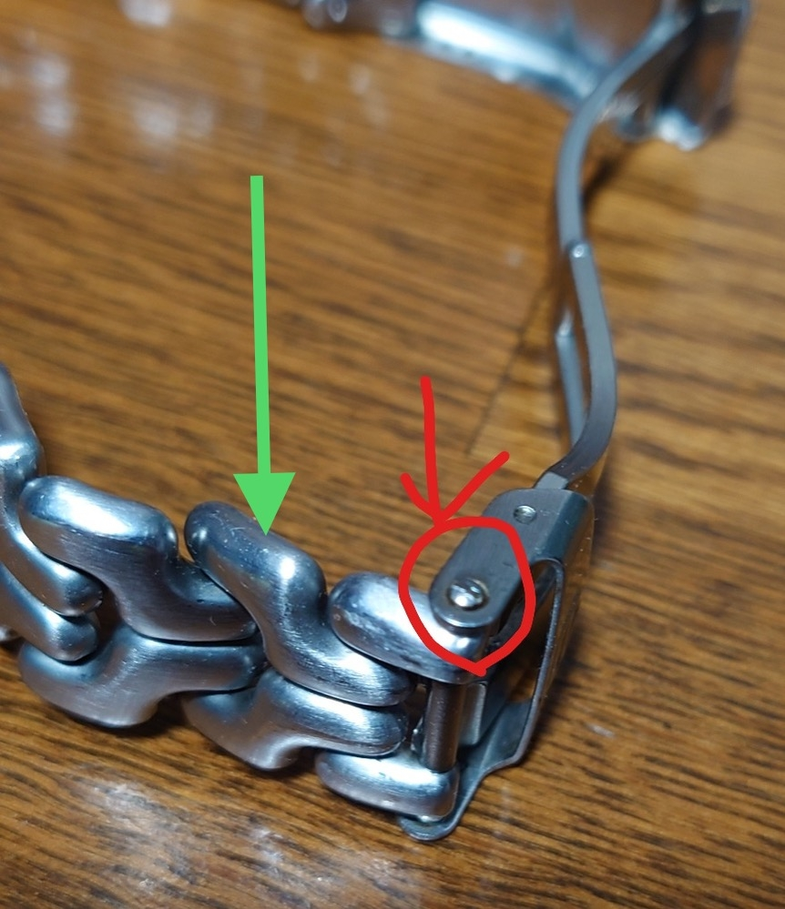 タグホイヤー·セル」の6時側のベルトコマを抜く際は、確かこの