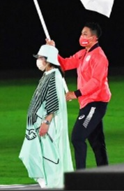 オリンピックの開会式 閉会式に選手入場の際 誘導するボランテ Yahoo 知恵袋