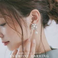 今度結婚式にお呼ばれしたので参加するのですが ゲスト側が大ぶりのピアスを身に Yahoo 知恵袋