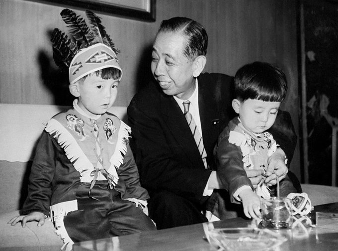 これ誰？安倍晋三に似ているけど。血筋がつながってますか？左の人