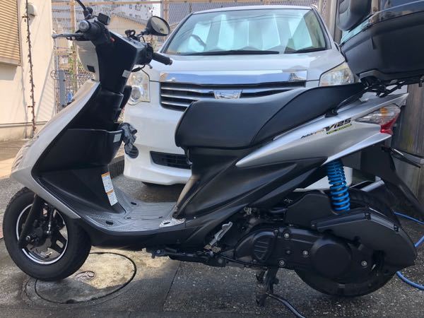 原付のアドレスv125sに乗ってます。インナーカウルが白くなってきてる
