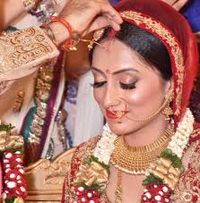 インド人女性額に付けてる装飾品のビンディーというのは既婚者だけですか 独身女性 Yahoo 知恵袋