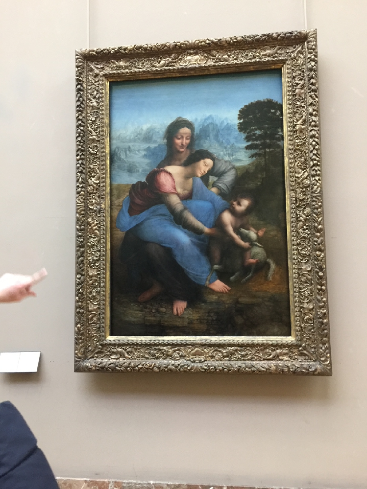 ルーブル美術館に展示されている絵画は、 - 額縁（ガラスやア