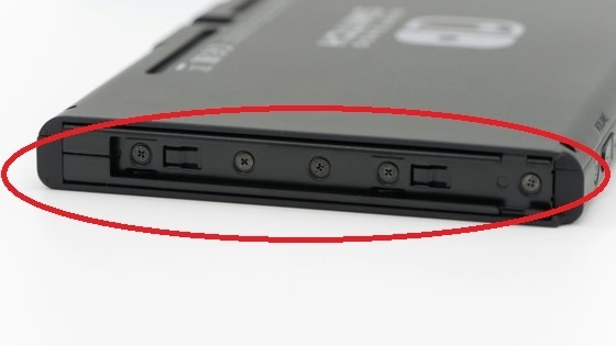 Switchのジョイコンについて - 本体にはめた時、右だけカ