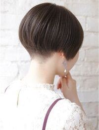 写真のように女子でツーブロックでスカートをはいていたら変ですか また この Yahoo 知恵袋