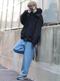 灰 黒のパーカーやスウェットを着るんですけど下は白と青どっち Yahoo 知恵袋