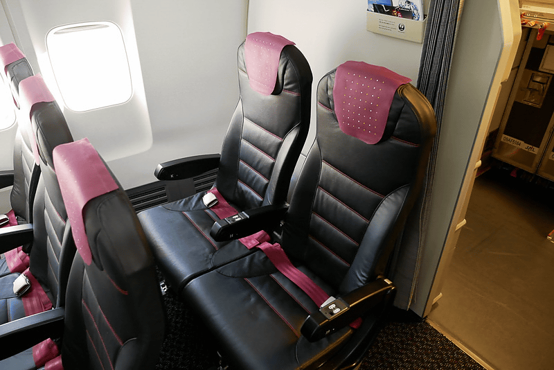 JAL73Hの39Kは、座席横に窓はありますか？JALの73Hに搭乗予定