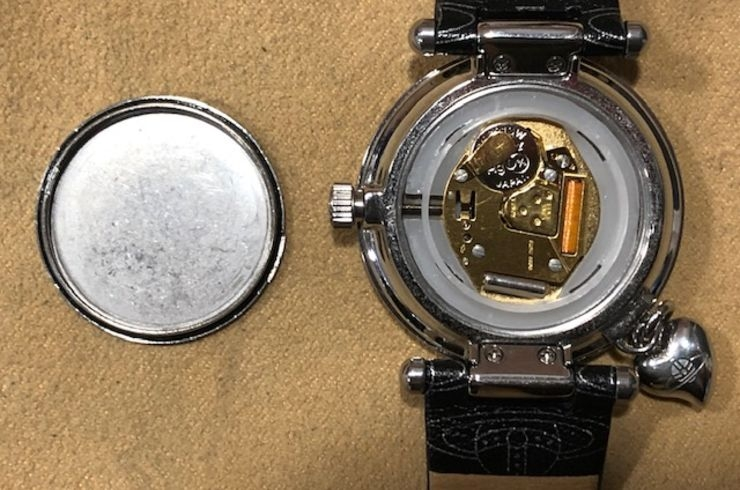 VivienneWestwoodの腕時計の電池を自分で変えようと思っています