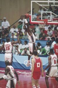 バスケ未経験でもダンクシュートできるようになりますか 現在高校1年の男 Yahoo 知恵袋