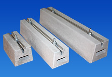 エアコンの室外機が現在土の上にプラブロックで置かれています。1