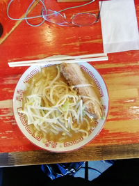 ラーメンのどんぶりを置いたまま食べると 犬食いとかいうやつらどん Yahoo 知恵袋