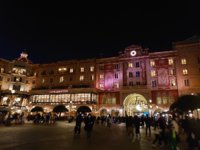 ディズニー行くと帰りにホテルからスマホの光で手を降ってる人いますが Yahoo 知恵袋