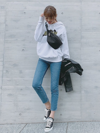 パーカー着て ジーパンという服装は変ですか パーカーにジーパ Yahoo 知恵袋