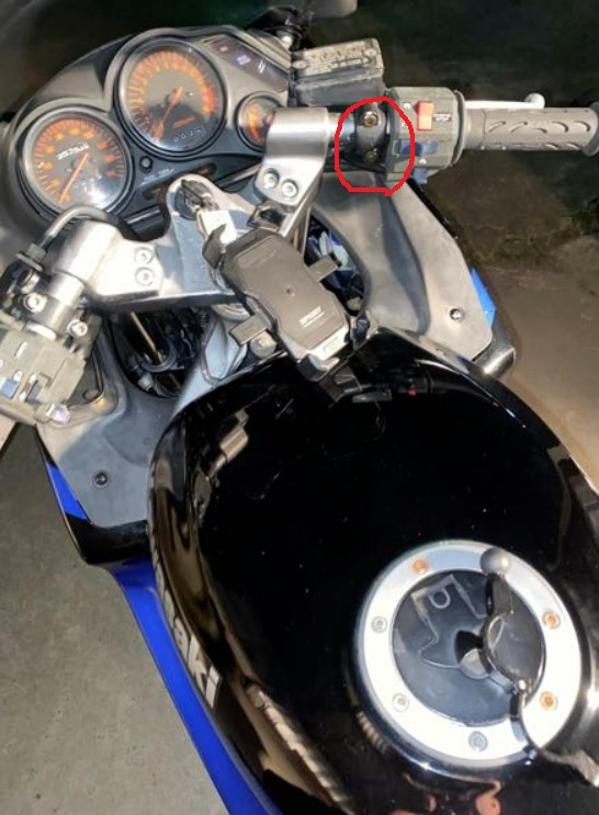 ZZR250について質問です。セパハンのバイクにスマホホルダー