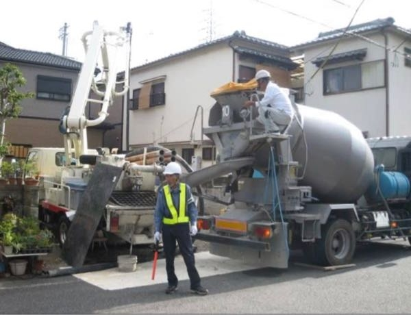 マンションを建築する上でコンクリート打設をする為に、生コン車と 