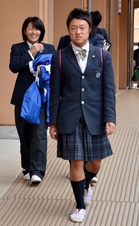 男子高校生で制服スカート履いてる人に質問です。男子でスカート履くと、どん... - Yahoo!知恵袋