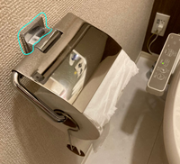 トイレットペーパーホルダーの外し方が分からないです。 コレを