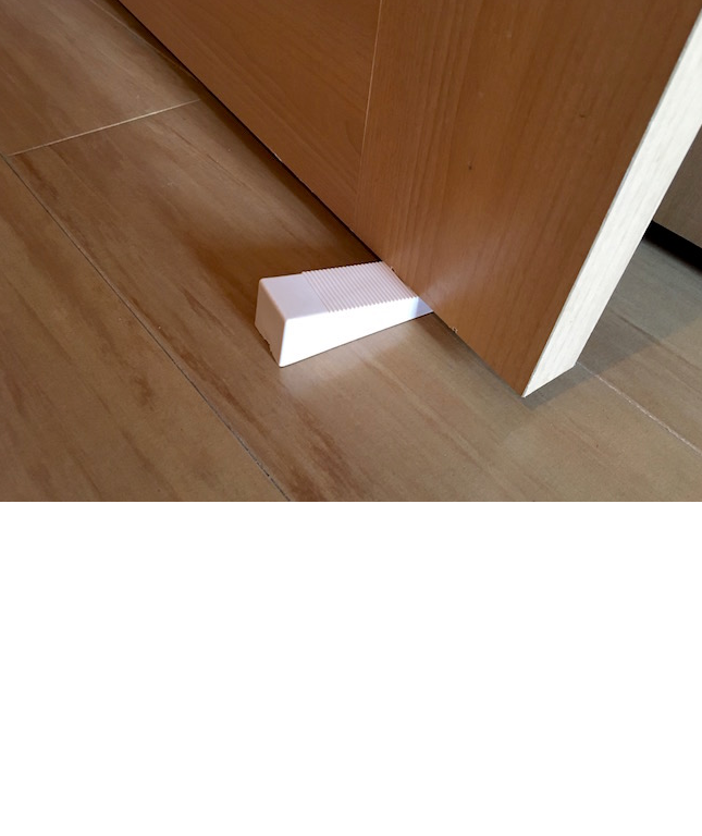 扉を開けたまま止めておくために扉と床の隙間に差し込む三角柱の道具... - 教えて！しごとの先生｜Yahoo!しごとカタログ