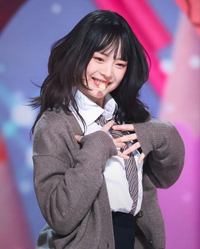 newjeansのハニちゃんのdittoの茶色の制服の時の写真が