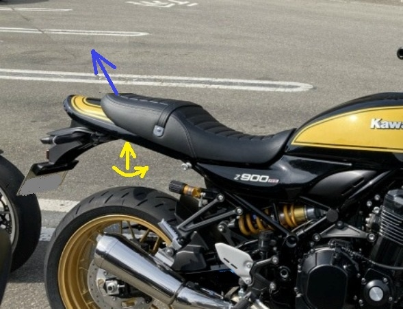 z900rsに純正ではないシートを取り付けをして装着できたのですが、外し