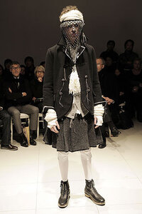 パリコレを見て思うんですが 男はなぜスカートをはかないんですか 民族衣装とかオ Yahoo 知恵袋