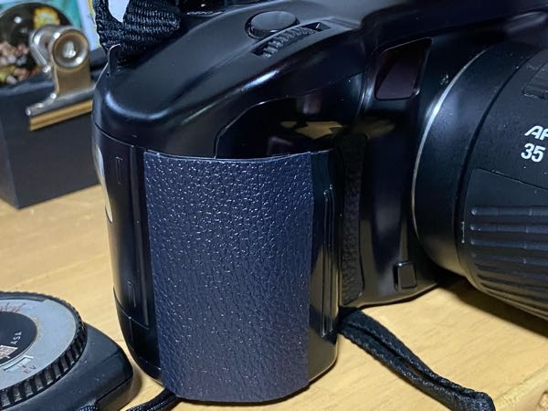 ミノルタａ5xiカメラです。カメラが写真通り剥がれるところがあります。 ミノルタa5xiカメラです。カメラが写真通り剥がれるところが