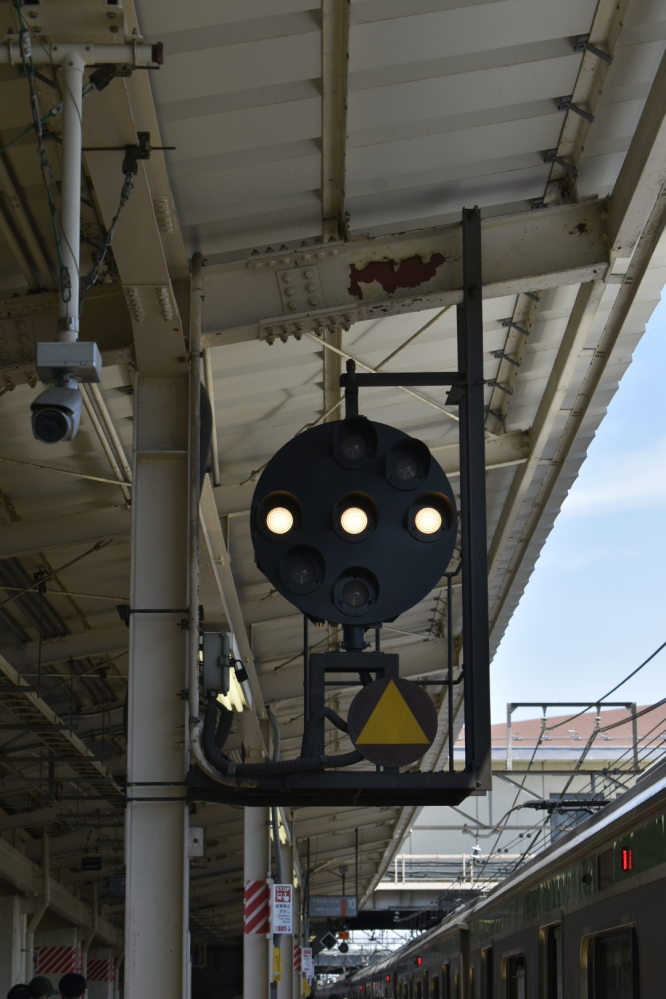 電車の出発反応標識について質問です。ホームがカーブをしてたりなど