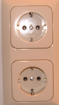 もう少しで韓国旅行に行くのですが、変換プラグと変圧器は必ず