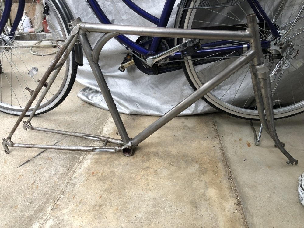 自転車のフレームでロウという無塗装の溶接痕が見える物があります