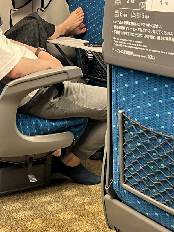 電車に乗って席に座るとすぐ靴脱ぐ女って多くね