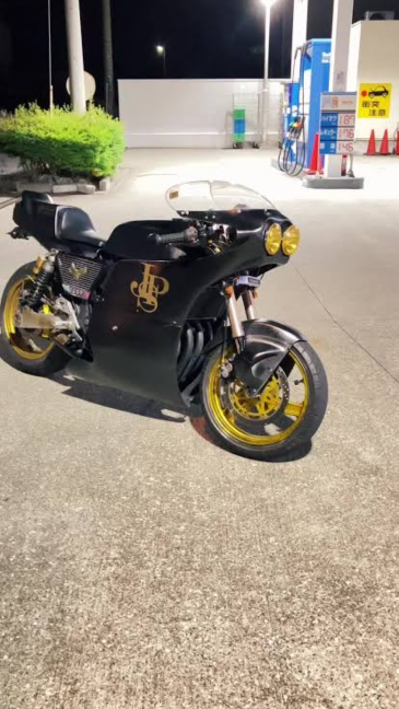 ZRXにロケットカウルをつけ、丸目2灯にしてる人を見かけました。下の