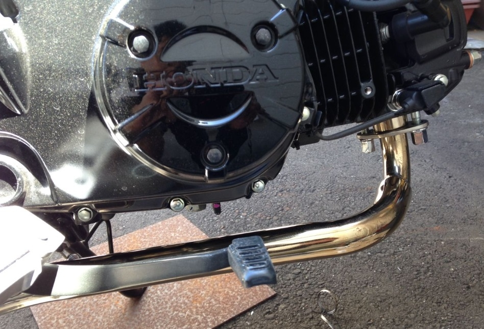 gn125で弾丸マフラーを装着したところフランジとエンジン側隙間