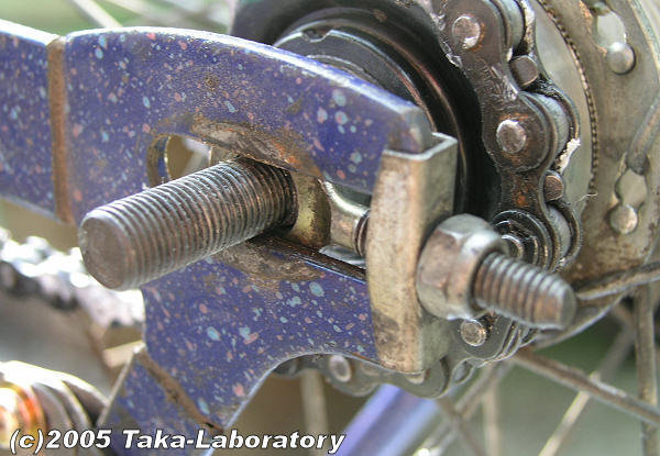 自転車 後輪 傾く チェーン引き