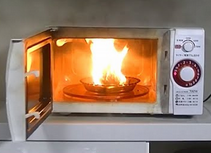 有名メーカーの電子レンジが1年半しか使ってないのに突然動かなくな 