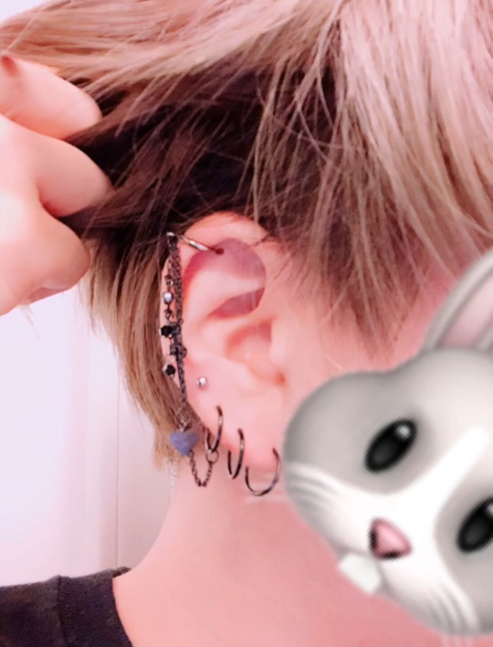 AMPTAKxCOLORSのけちゃくんはどこにピアス開けてますか(><。)検