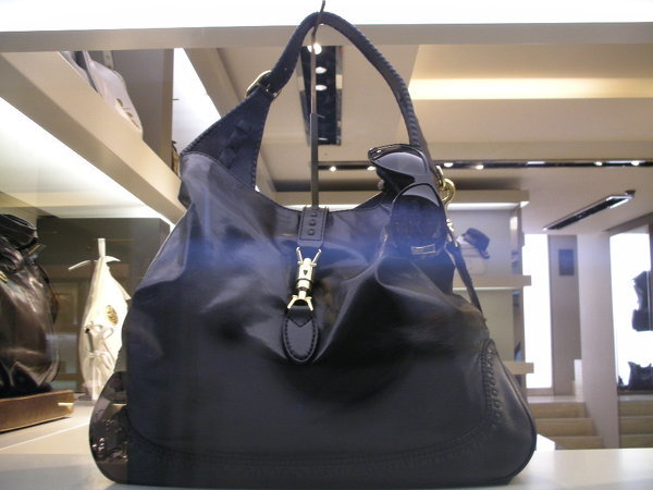 イタリアでブランド物を買うとなると、GUCCI、ﾎﾞｯﾃｶﾞﾍﾞﾈﾀなど