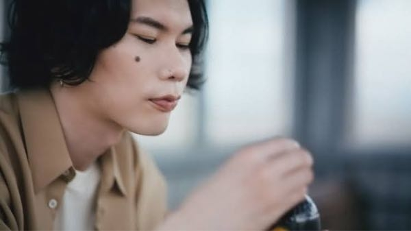 米津玄師って整形したんでしょうか？前の画像と比べると、してる