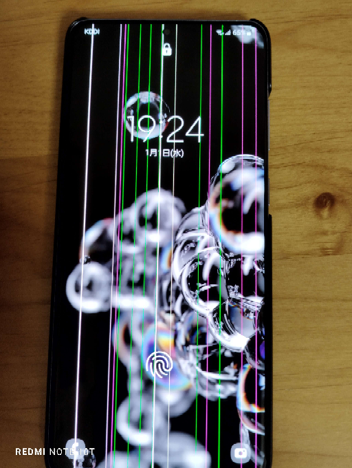 Androidのスマホの画面の真ん中に、緑の線がたてに1本はいってしま