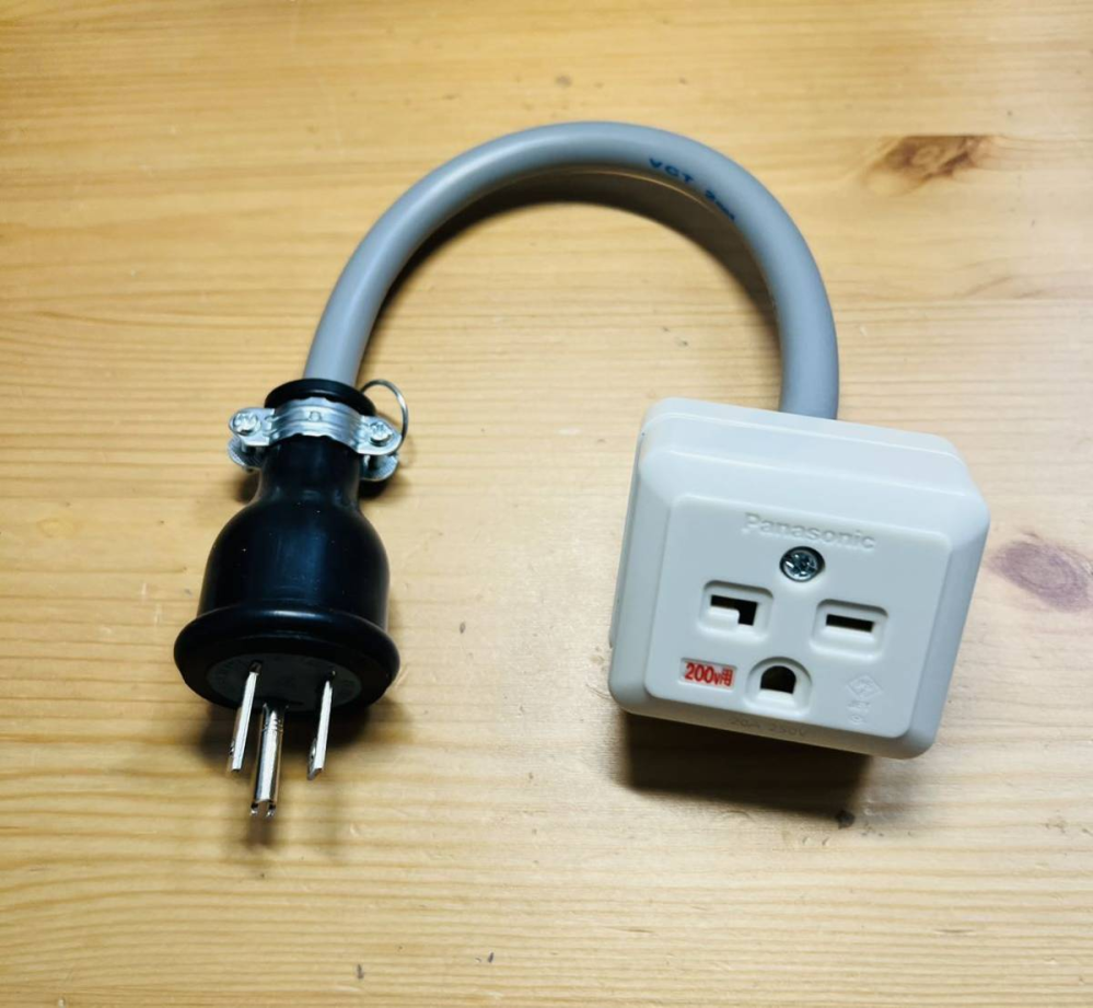 ホンダのN-VAN eの純正パーツのAC外部給電器』 日産 リーフ の