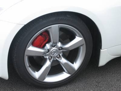 車のホイール・・・ - 車のホイールの奥に見える赤とか青とか金の 