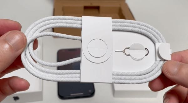 iPhone16のSiMカードチップを取り出す為のピンは箱のどこに同