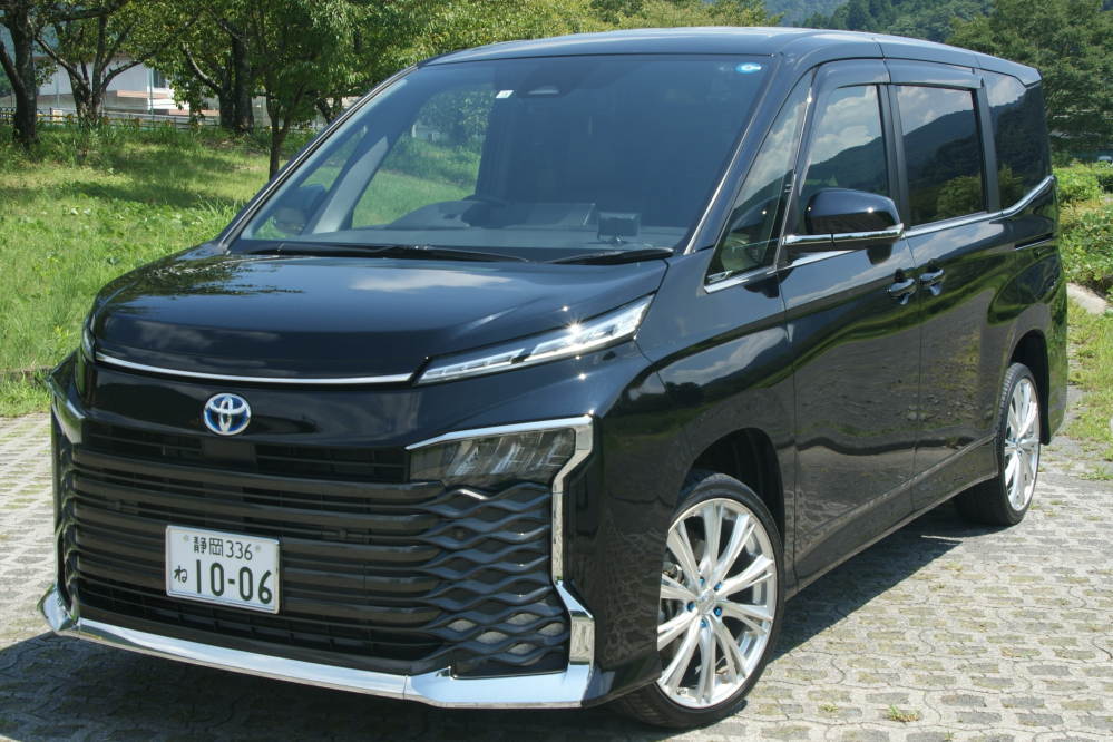 ノア90ハイブリッドSZ4WDを納車待ちです。純正タイヤホイールを16 