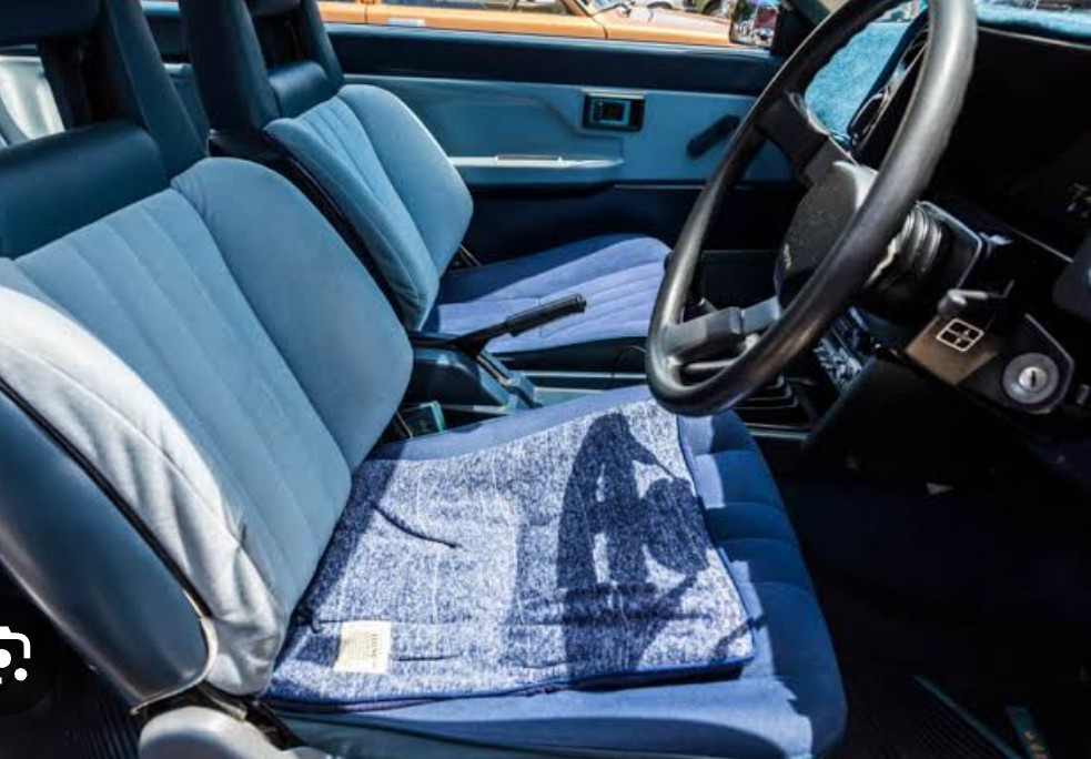 Ae86レビントレノ前期型って内装も同じ茶色なんですか？』 トヨタ