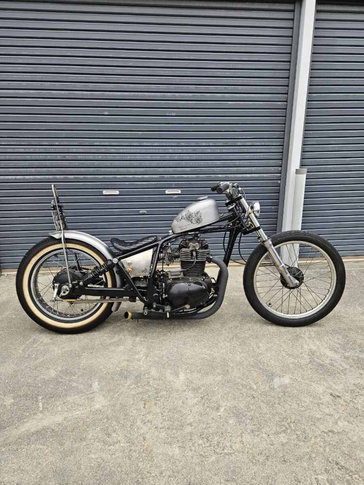 中型のアメリカンバイクでサンダー250と似たデザインだけど車体はサン