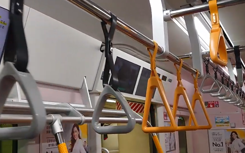なんでE235-1000のつり革って、E233系タイプではないんですか