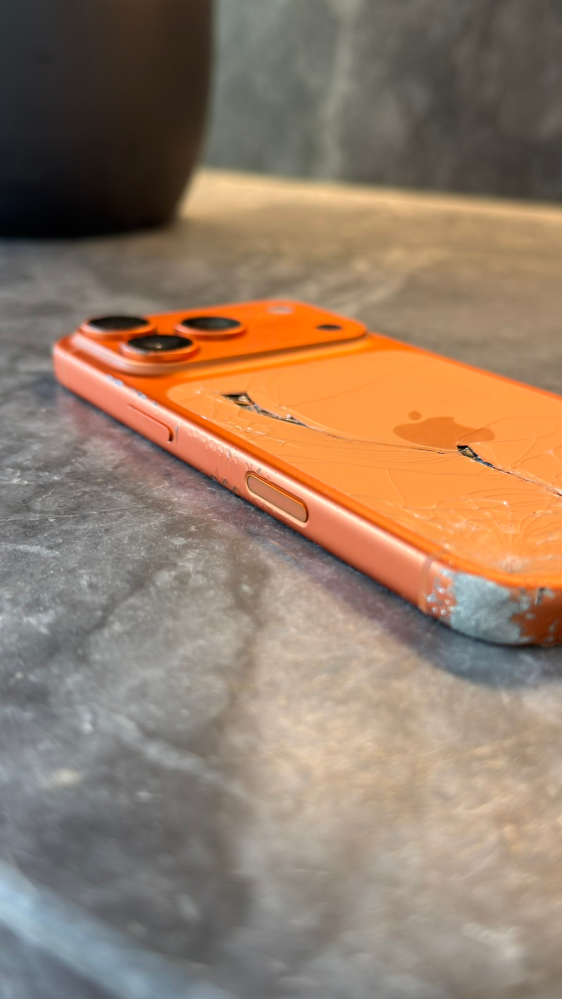 iPhone17Proを買ったのですがサイドが削れてオレンジが取れてしまっ