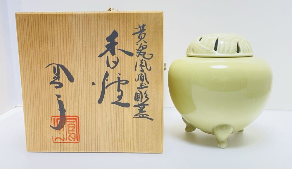 写真は花瓶の木箱ですが陶芸家の名前が読めないのですが、解読