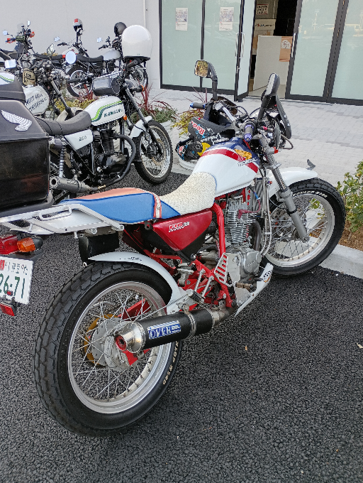 バイクのタイヤを変えたいのですが初心者なもので、どういう見方をした