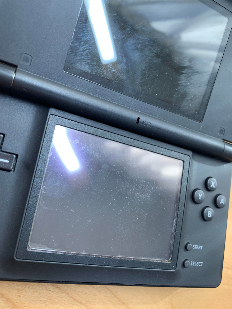 中古品のDSliteを購入したのですが、写真で見える通り、下画面の液晶を